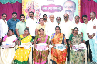 ಮಹಿಳಾ ಪೌರಕಾರ್ಮಿಕರಿಗೆ ಶ್ರೀಕಾಂತ್ ಬಾಗಿನ