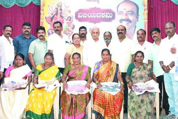 ಮಹಿಳಾ ಪೌರಕಾರ್ಮಿಕರಿಗೆ ಶ್ರೀಕಾಂತ್ ಬಾಗಿನ
