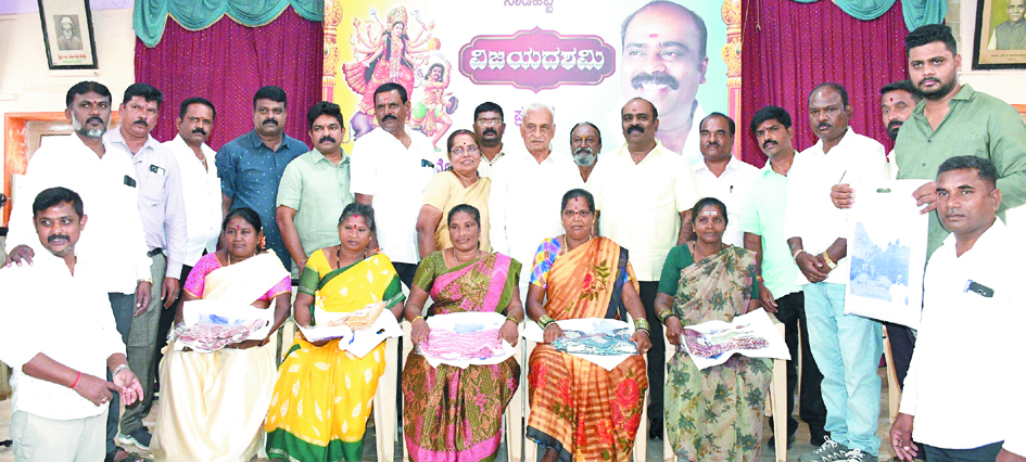 ಮಹಿಳಾ ಪೌರಕಾರ್ಮಿಕರಿಗೆ ಶ್ರೀಕಾಂತ್ ಬಾಗಿನ