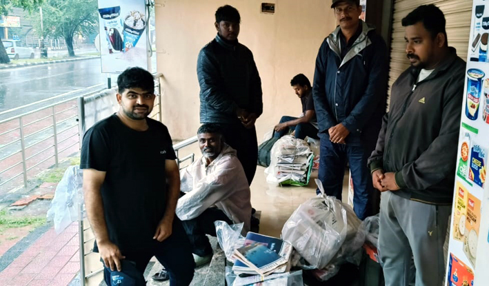 ಎಡಬಿಡದೆ ಸುರಿಯುತ್ತಿರುವ ಮಳೆ : ಪತ್ರಿಕೆ ವಿತರಕರ ಪರದಾಟ