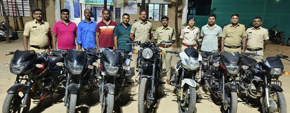 7 ಬೈಕ್ ಕದ್ದ ಮೂವರು ಪೊಲೀಸ್ ಬಲೆಗೆ 7 ಬೈಕ್ ಕದ್ದ ಮೂವರು ಪೊಲೀಸ್ ಬಲೆಗೆ