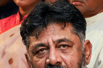 ಗ್ಯಾರಂಟಿ ಯೋಜನೆ ನಿಲ್ಲಲ್ಲ:  ಶಾಸಕನಿಗೆ ಎಚ್ಚರಿಕೆ ಕೊಟ್ಟ ಡಿಕೆ ಶಿವಕುಮಾರ್