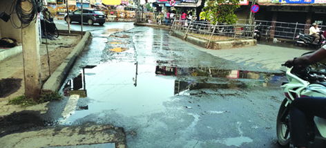 ಸರ್ಕಲ್ ಮಧ್ಯದಲ್ಲೇ ಉದ್ಭವಿಸಿದ ಚರಂಡಿ ನೀರು