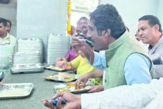 ಇಂದಿರಾ ಕ್ಯಾಂಟೀನ್‌ಗೆ ಭೇಟಿ ನೀಡಿದ ಸಚಿವ ಚರ್ಚೆಗೆ ಗ್ರಾಸವಾದ ಊಟ