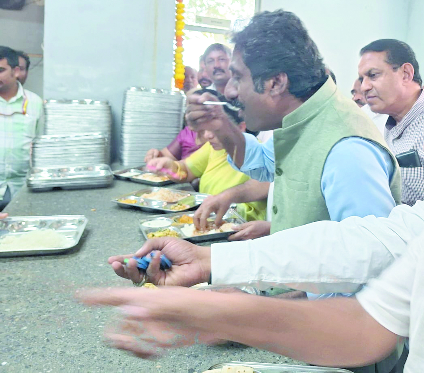 ಇಂದಿರಾ ಕ್ಯಾಂಟೀನ್‌ಗೆ ಭೇಟಿ ನೀಡಿದ ಸಚಿವ ಚರ್ಚೆಗೆ ಗ್ರಾಸವಾದ ಊಟ