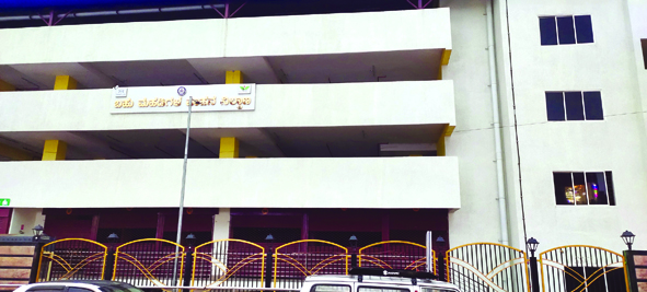 ಬಳಕೆಗೆ ಸಿಗದ ಬಹುಮಹಡಿ ಪಾರ್ಕಿಂಗ್ ಕಟ್ಟಡ