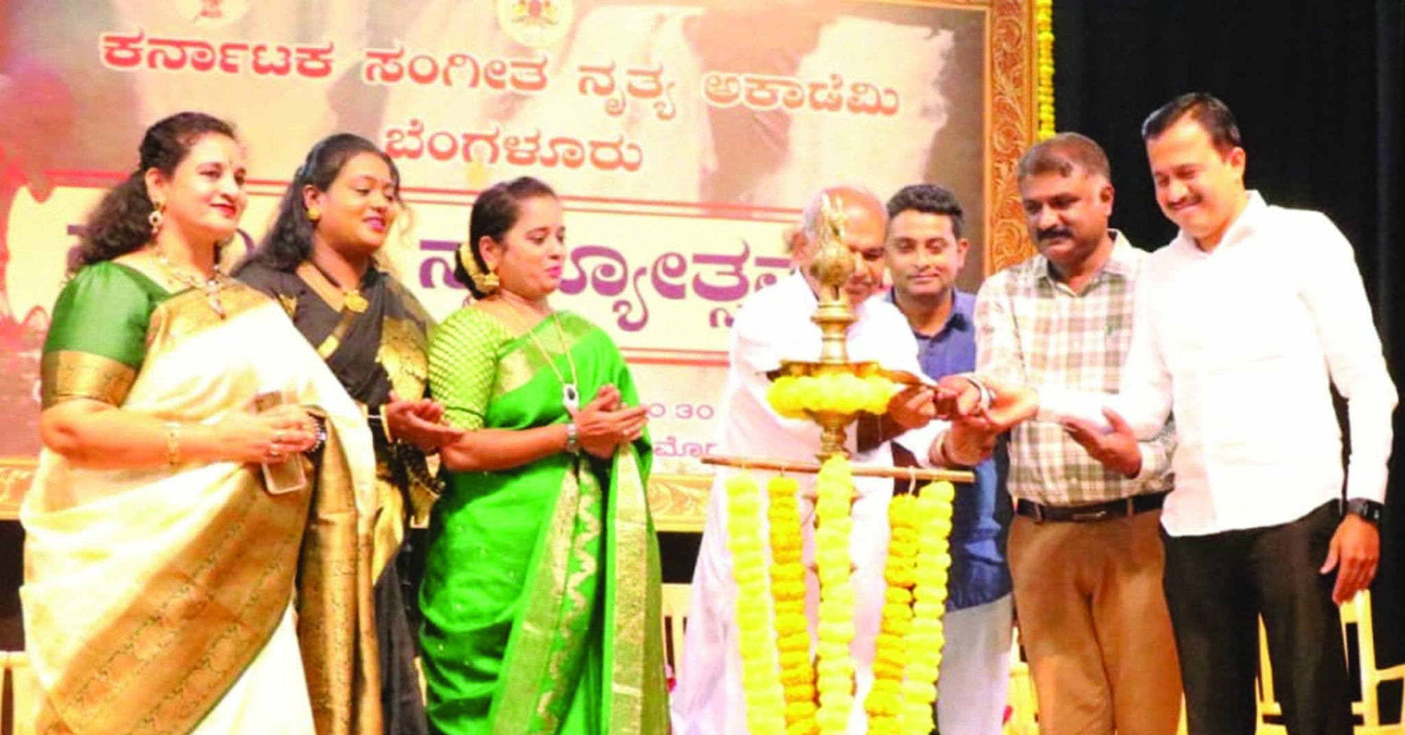 ಕಲೆಗಳು ಆಸಕ್ತರಿಗೆ ವೇದಿಕೆಯಾಗಬೇಕು