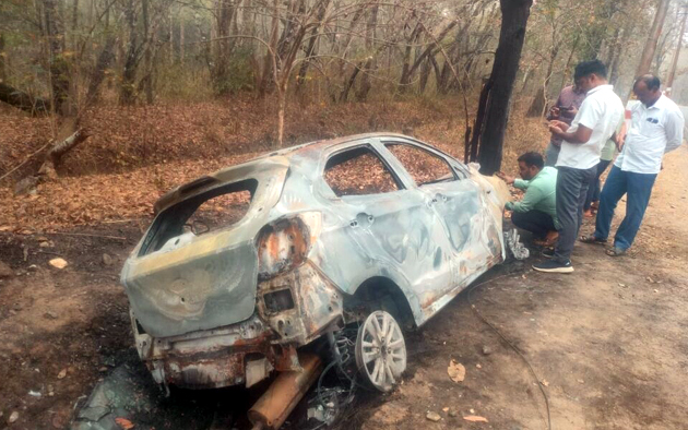 ಹಂದಿ ತಪ್ಪಿಸಲು ಹೋಗಿ ವಿದ್ಯುತ್ ಕಂಬಕ್ಕೆ ಡಿಕ್ಕಿ: ಕಾರು ಭಸ್ಮ