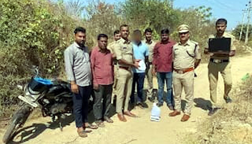 ಗಾಂಜಾ ಮಾರುತ್ತಿದ್ದ ಇಬ್ಬರು ಸೆರೆ ಗಾಂಜಾ ಮಾರುತ್ತಿದ್ದ ಇಬ್ಬರು ಸೆರೆ