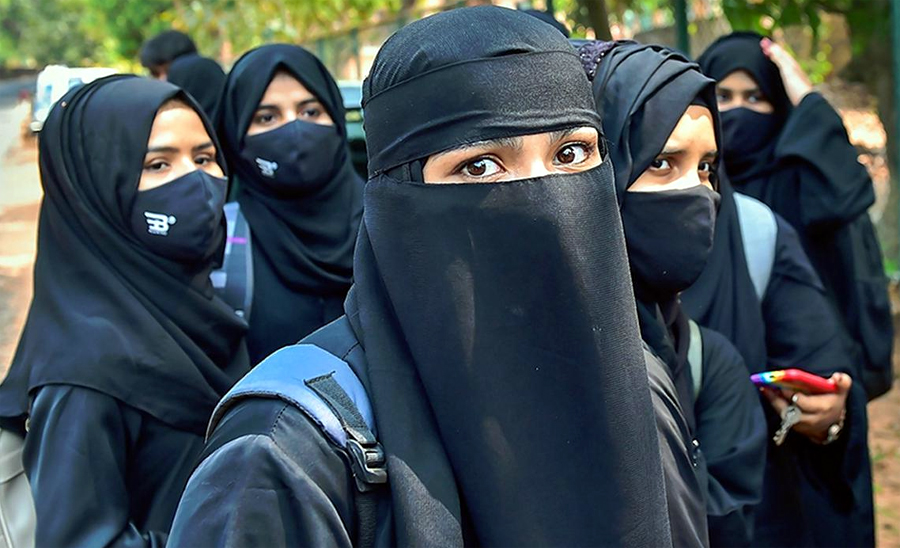 ಎಸ್ಎಸ್ಎಲ್ ಸಿ ಪರೀಕ್ಷೆಯಲ್ಲಿ ಹಿಜಾಬ್ : ಶೀಘ್ರದಲ್ಲೇ ನಿರ್ಧಾರ ಎಸ್ಎಸ್ಎಲ್ ಸಿ ಪರೀಕ್ಷೆಯಲ್ಲಿ ಹಿಜಾಬ್ : ಶೀಘ್ರದಲ್ಲೇ ನಿರ್ಧಾರ