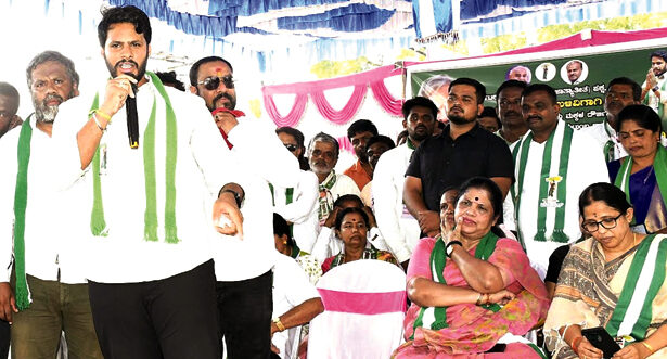 ಶಾಸಕರ ರಾಜೀನಾಮೆ – ಪುತ್ರನ ಬಂಧನಕ್ಕೆ ಜೆಡಿಎಸ್ ಆಗ್ರಹ