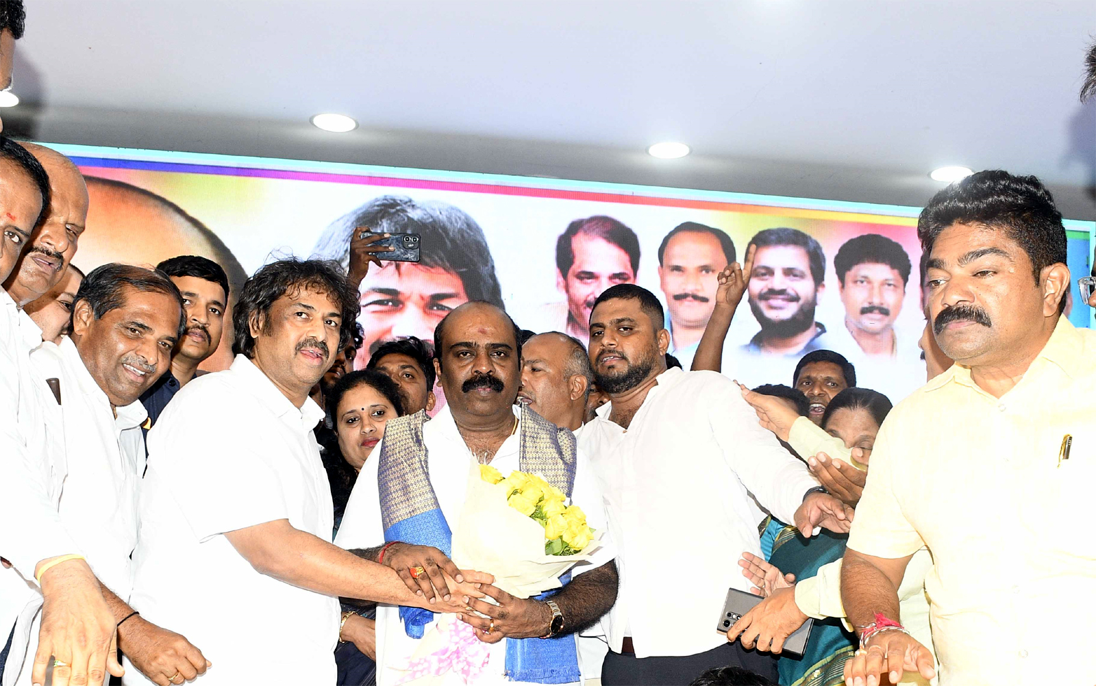 ಶ್ರೀಕಾಂತ್ ಜನ್ಮದಿನಕ್ಕೆ  ಜನಸ್ತೋಮ ಶ್ರೀಕಾಂತ್ ಜನ್ಮದಿನಕ್ಕೆ  ಜನಸ್ತೋಮ