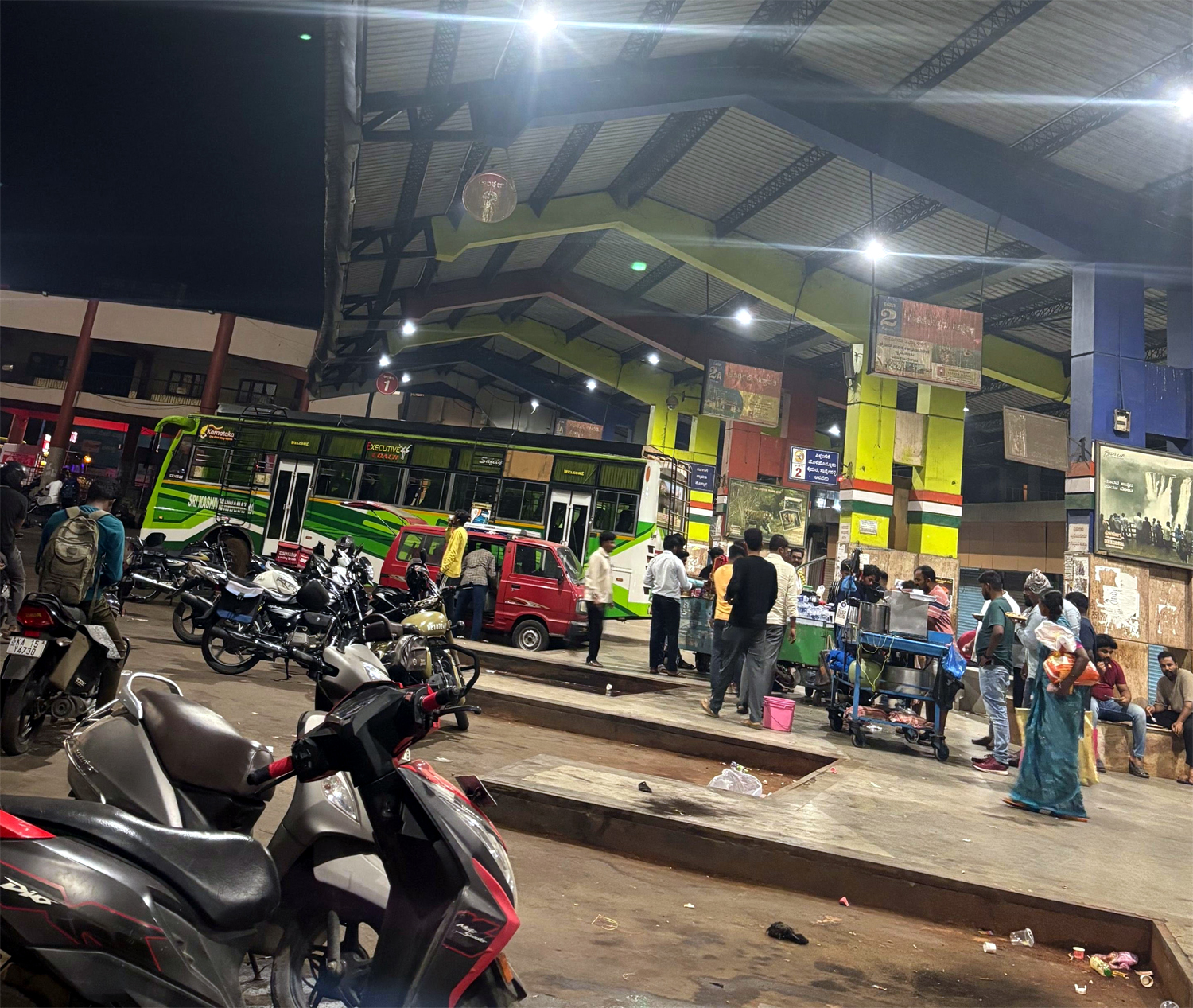 ಶಿವಮೊಗ್ಗ ಬಸ್ ನಿಲ್ದಾಣದಲ್ಲಿ ಪುಂಡರ ಹಾವಳಿ : ಸಂಕಷ್ಟದಲ್ಲಿ ಪ್ರಯಾಣಿಕರು