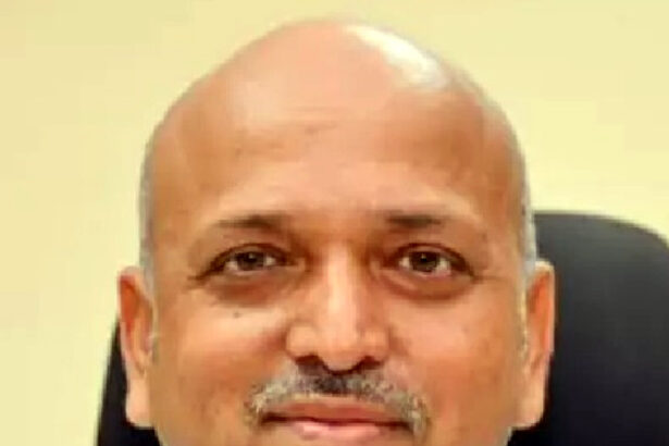 ರಾಜ್ಯ ಗುಪ್ತವಾರ್ತೆ ನಿರ್ದೇಶಕ ಹೇಮಂತ್ ಎಂ ನಿಂಬಾಳ್ಕರ್‌ಗೆ ಮುಖ್ಯಮಂತ್ರಿಗಳ ಸ್ವರ್ಣಪದಕ ಪ್ರದಾನ