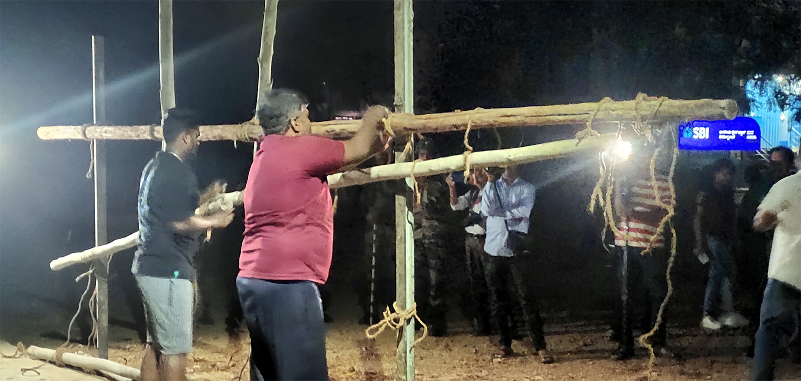 ಪೊಲೀಸ್ ಬಂದೋಬಸ್ತ್ ನಡುವೆ ಬೇಲಿ ತೆರವು