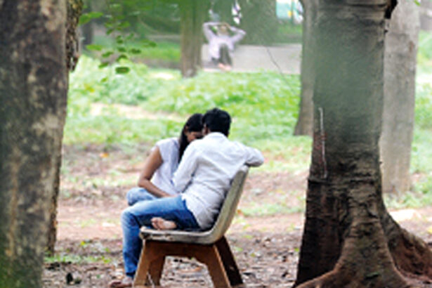 ಕಾಲೇಜಿಗೆ ಚಕ್ಕರ್ :ಪೇಟೆ, ಬಸ್ ಸ್ಟ್ಯಾಂಡ್  ಸುತ್ತಾಡುತ್ತಿದ್ದ ವಿದ್ಯಾರ್ಥಿಗಳನ್ನು ಹಿಡಿದು ಕರೆದುಕೊಂಡು ಹೋದ ಪ್ರಿನ್ಸಿಪಾಲ್