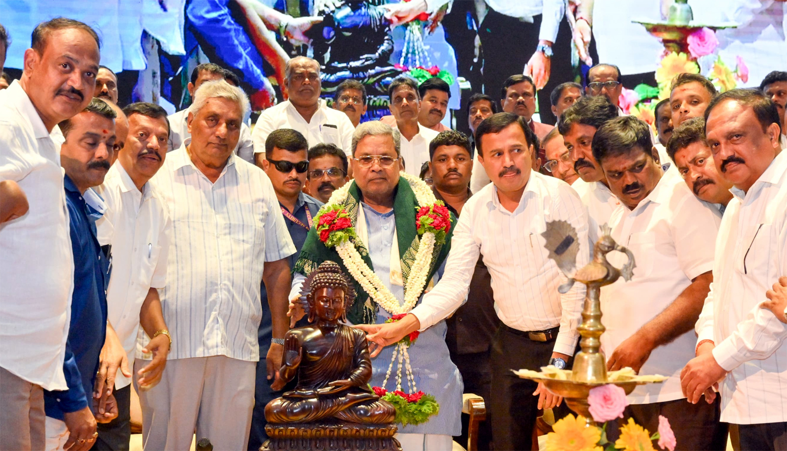 ಸರ್ಕಾರಿ ನೌಕರರು ಜಾತಿ-ಧರ್ಮ‌ ಮಾಡೋಕೆ ಹೋಗಬಾರದು: ಸಿ.ಎಂ