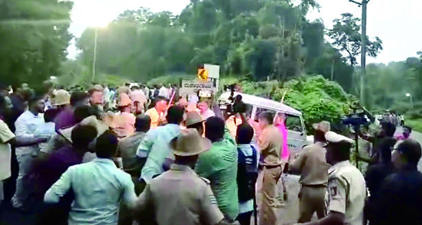 ಯೂಟ್ಯೂಬರ್‌ಗಳ ಮೇಲೆ ಹಲ್ಲೆ: ಪೊಲೀಸರಿಂದ ಲಾಠಿ ಚಾರ್ಜ್