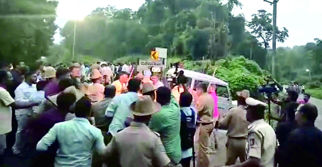 ಯೂಟ್ಯೂಬರ್‌ಗಳ ಮೇಲೆ ಹಲ್ಲೆ: ಪೊಲೀಸರಿಂದ ಲಾಠಿ ಚಾರ್ಜ್