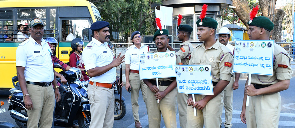 ಸಂಚಾರಿ ಪೊಲೀಸರಾಗಿ ನಿರ್ವಹಿಸಿದ ವಿದ್ಯಾರ್ಥಿಗಳು