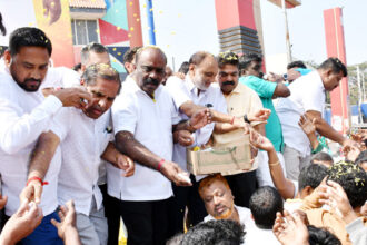 ಸಿದ್ದರಾಮಯ್ಯ ದೀರ್ಘಾವಧಿ ಮುಖ್ಯಮಂತ್ರಿ : ಕಾಂಗ್ರೆಸ್ಸಿಗರಿಂದ  ಬಿರಿಯಾನಿ, ಸಿಹಿ ವಿತರಣೆ