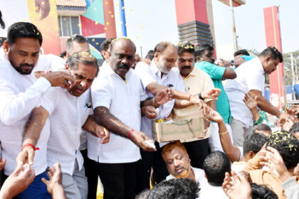 ಸಿದ್ದರಾಮಯ್ಯ ದೀರ್ಘಾವಧಿ ಮುಖ್ಯಮಂತ್ರಿ : ಕಾಂಗ್ರೆಸ್ಸಿಗರಿಂದ  ಬಿರಿಯಾನಿ, ಸಿಹಿ ವಿತರಣೆ