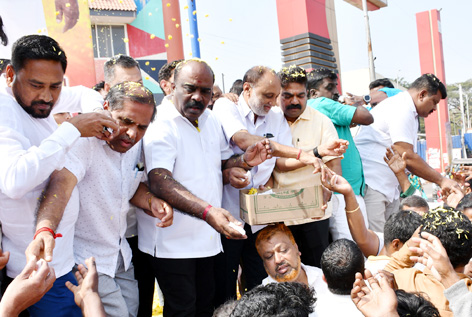 ಸಿದ್ದರಾಮಯ್ಯ ದೀರ್ಘಾವಧಿ ಮುಖ್ಯಮಂತ್ರಿ : ಕಾಂಗ್ರೆಸ್ಸಿಗರಿಂದ  ಬಿರಿಯಾನಿ, ಸಿಹಿ ವಿತರಣೆ