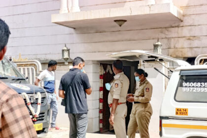 ಕೊಳೆತ ಸ್ಥಿತಿಯಲ್ಲಿ ವೃದ್ಧೆ, ಸಾಕು ನಾಯಿಯ ಮೃತದೇಹ ಪತ್ತೆ