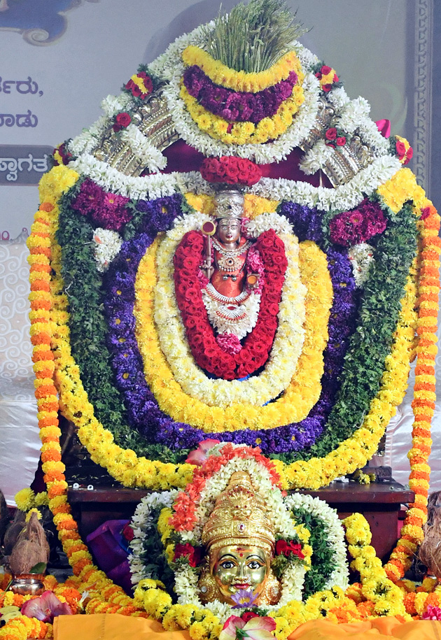 ಮಾರಿಕಾಂಬೆಗೆ ಚಿನ್ನದ ಮುಖವಾಡ, ರಜತ ದ್ವಾರ ಅರ್ಪಣೆ